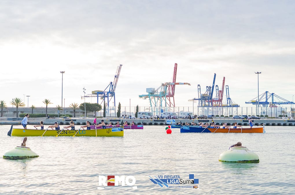 Equipos de banco fijo preparados para comenzar la regata con el llaüt en la Marina de Valencia. Liga Suma Aprende a remar en Valencia