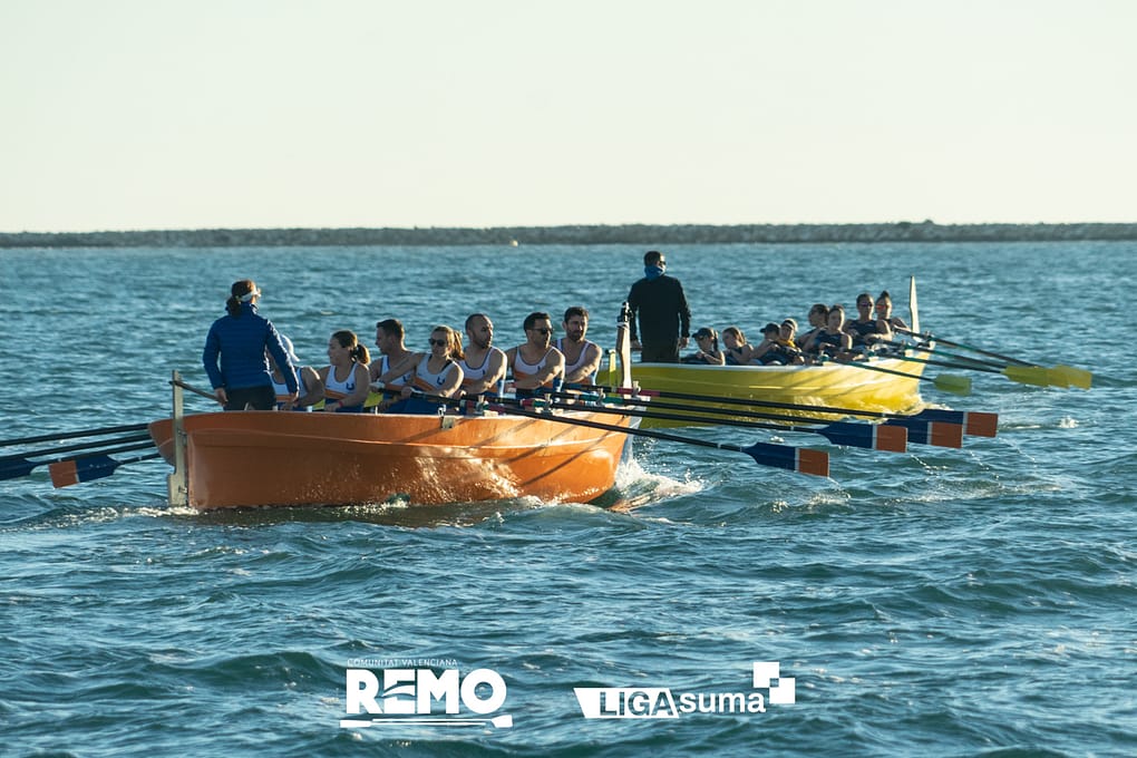 regata banco fijo con el falucho en el Mediterraneo. Aprende a remar en Valencia