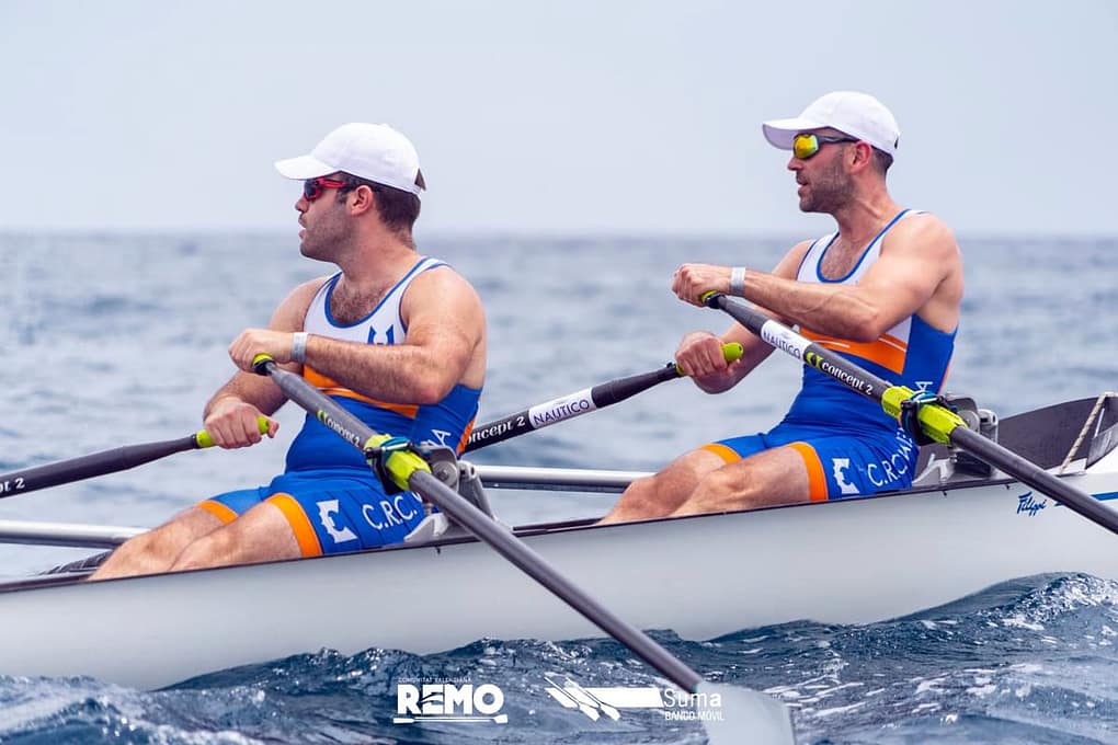 Equipo veteranos en la regata banco movil con el C2x en el Mediterraneo. Liga Suma Aprende a remar en Valencia