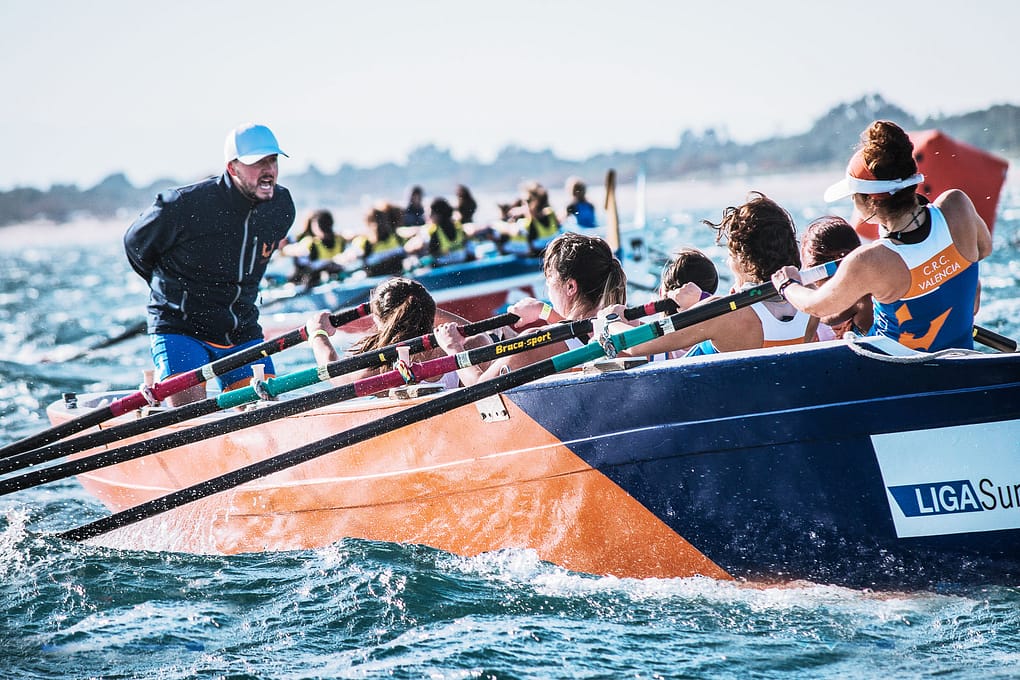 Equipo veteranas en la regata banco fijo con el falucho en el Mediterraneo. Liga Suma Aprende a remar en Valencia