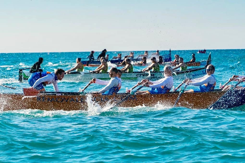 Equipo veteranos en la regata banco fijo con el falucho en el Mediterraneo. Liga Suma Aprende a remar en Valencia