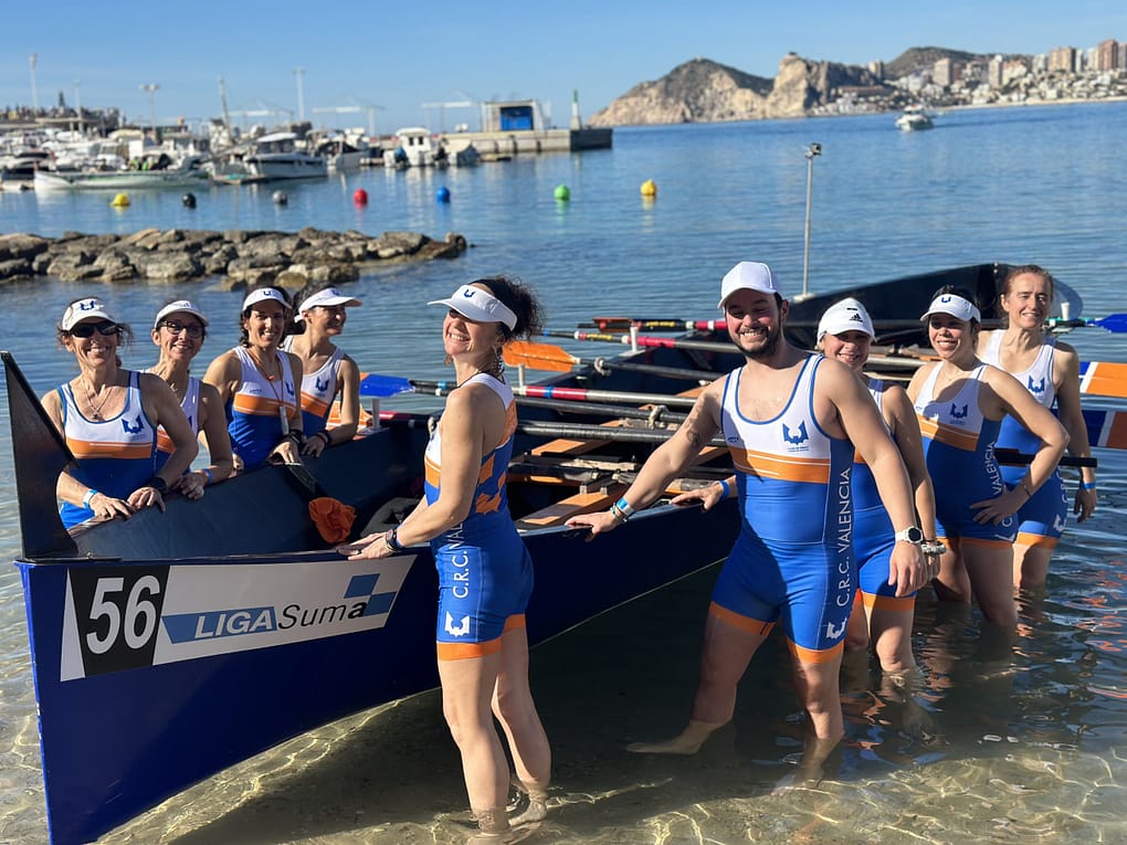 Equipo veteranas en la regata banco fijo con el llaüt en el Mediterraneo. Liga Suma Aprende a remar en Valencia
